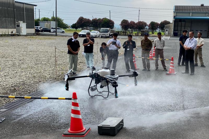 水を散布する新型ドローンの内容を表示