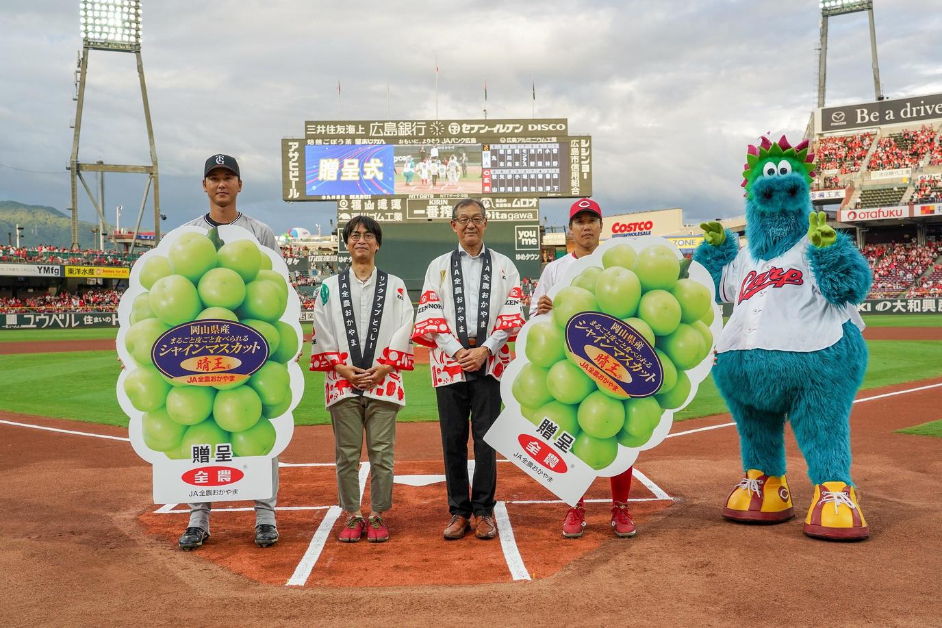 贈呈式(左から読売ジャイアンツ秋広優人選手、リンクアップとっしーさん、伍賀県本部長、広島東洋カープ石原貴規選手)の内容を表示