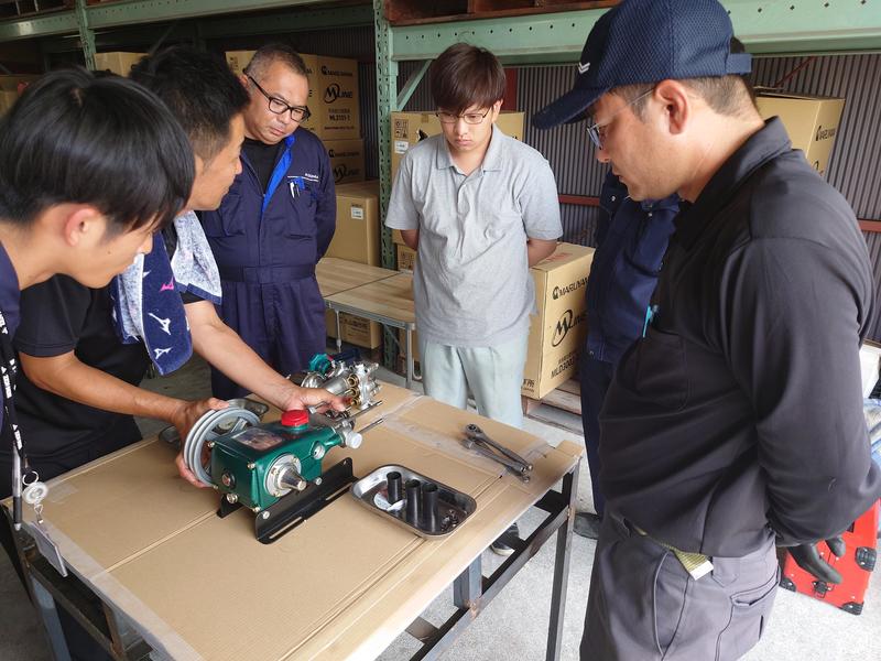 動力噴霧機の構造を確認する参加者の内容を表示