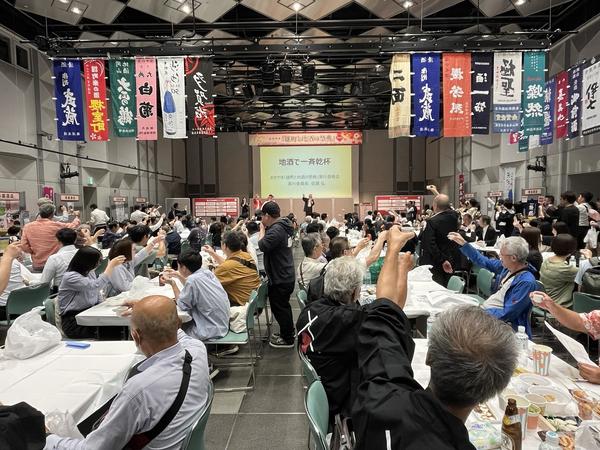 乾杯の様子の内容を表示