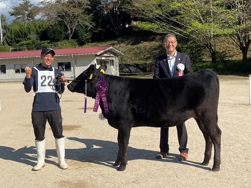 肉用種々牛の部グランドチャンピオンに輝いたJA晴れの国岡山長久牧場の出品牛「第509ながひさ」の内容を表示