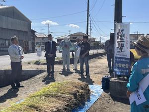 挨拶をする本会職員の内容を表示