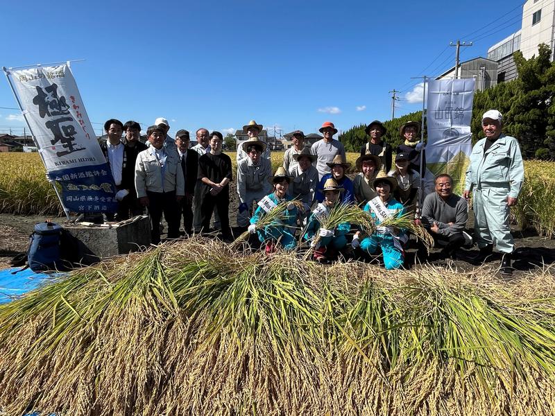 Miss SAKE との集合写真の内容を表示