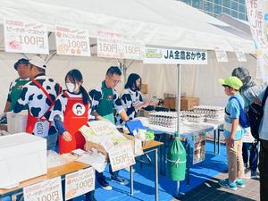 ブースの様子 ホルスタイン柄Tシャツでの内容を表示