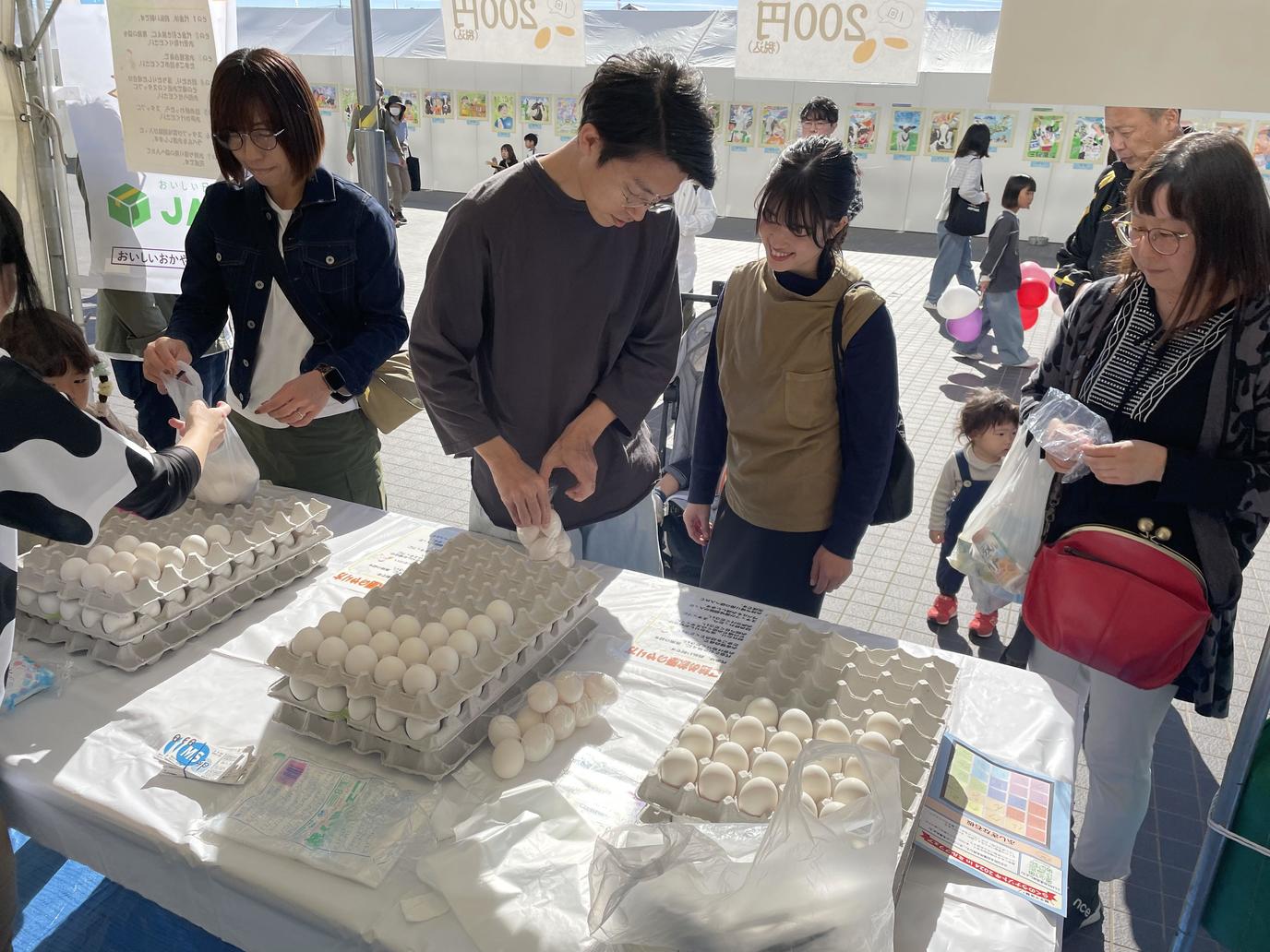 卵詰め放題に挑戦する来場者の内容を表示