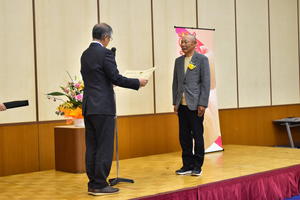 表彰式の様子の内容を表示