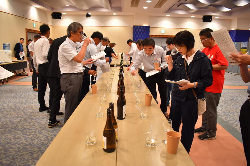 利き酒会の様子②の内容を表示