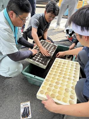 ナスの播種作業をする全農職員とJA職員の内容を表示