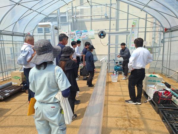 現地説明会の様子の内容を表示