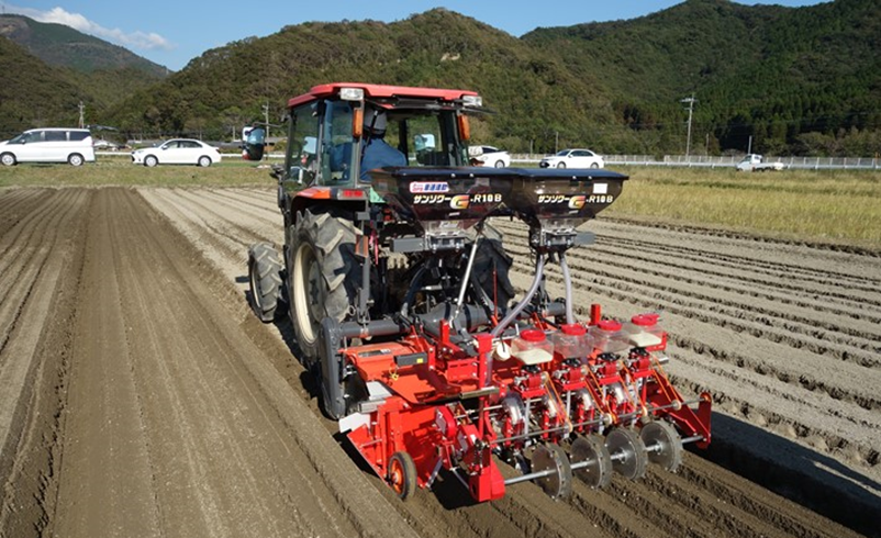 畝立て 直下施肥 溝底播種が同時にできる作業機 タマネギの直播栽培が安定します ｊａ全農