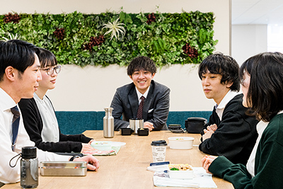 若手社員のランチミーティング