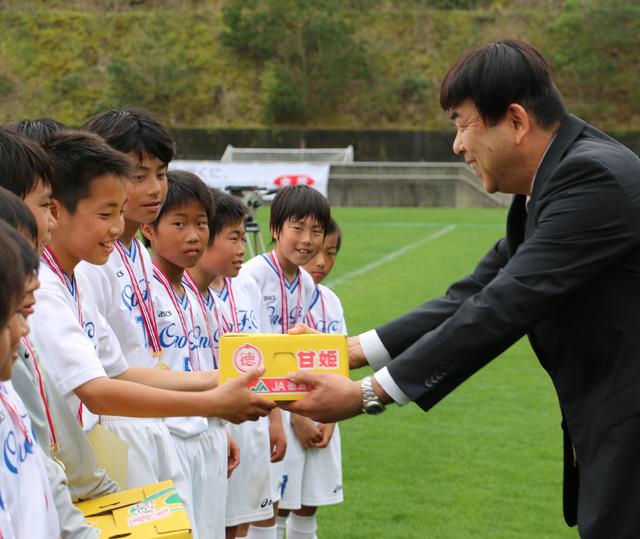優勝チームへ賞品を贈呈する大西県本部長の内容を表示