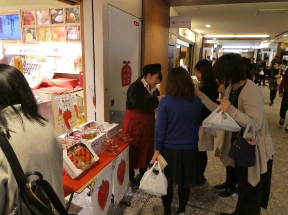 イチゴの食べ比べ試食配布の様子の内容を表示