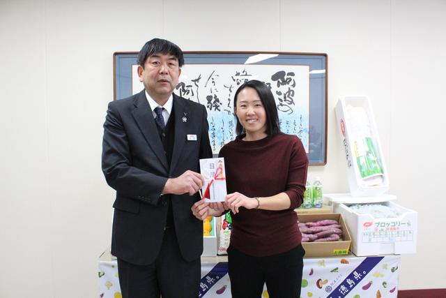 贈呈をおこなう大西公宏県本部長と前田陽子選手の内容を表示