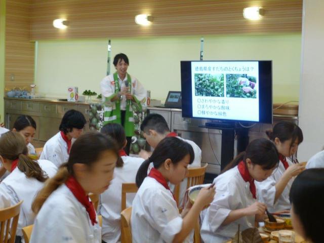 当県本部職員がすだちの特徴などについて説明しましたの内容を表示