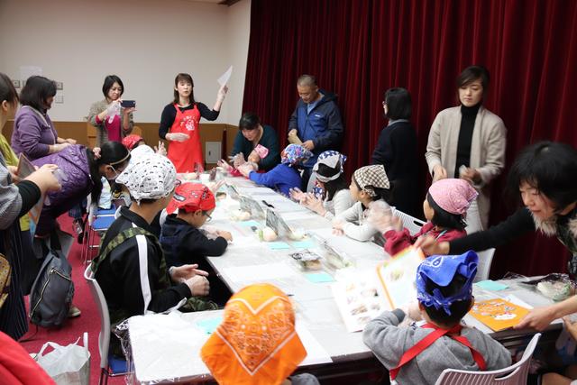 各回15人の子どもを対象に2回実施しました(デコ巻き寿司教室)の内容を表示