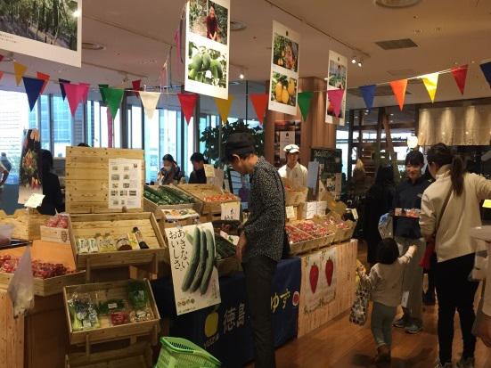 生産者の写真などで装飾された販売ブースの内容を表示