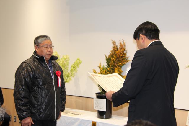 賞状を贈呈する大西公宏県本部長（右）の内容を表示