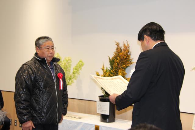 賞状を贈呈する大西公宏県本部長(右)の内容を表示