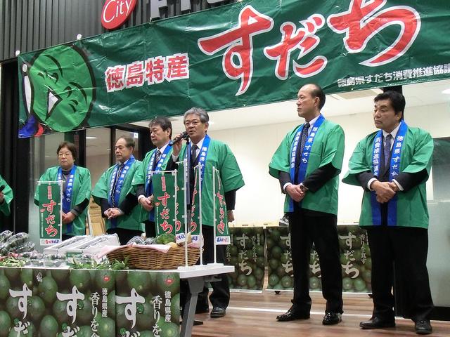 セレモニーであいさつを行う長江郁哉県本部長（右から３番目）の内容を表示