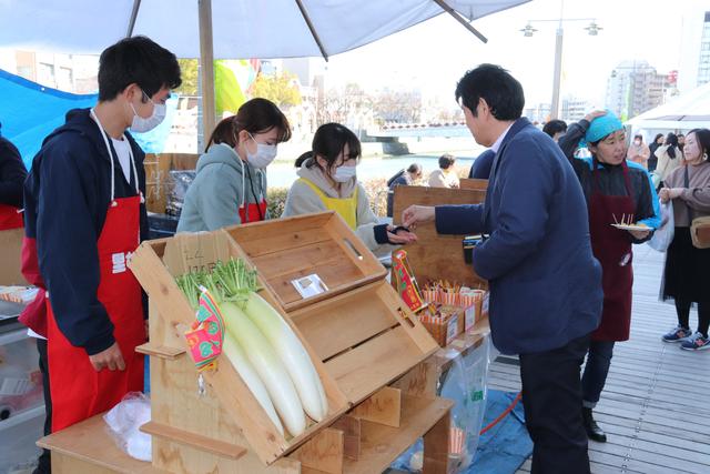 ＪＡ里浦の販売の様子の内容を表示