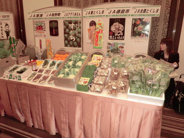 旬の野菜がいっぱいの各JAブースの内容を表示