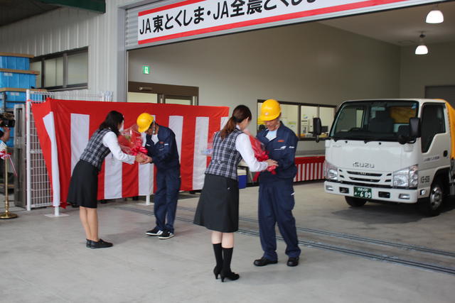 配送車両ドライバーへ花束贈呈の内容を表示