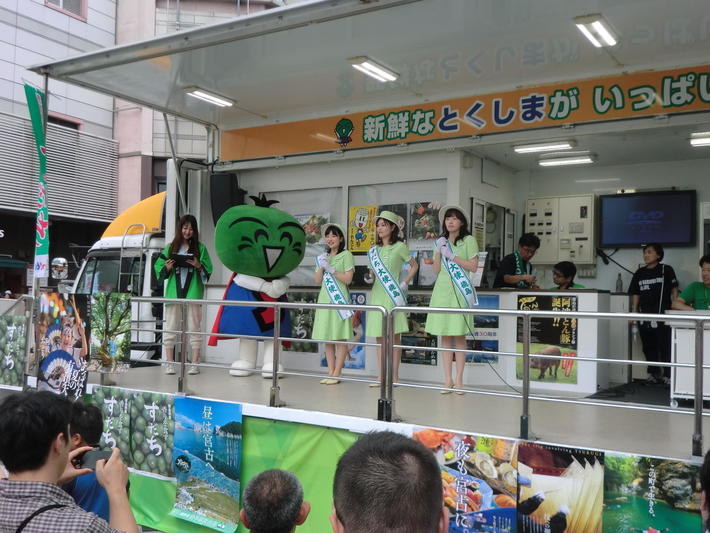 「新鮮なっ!とくしま号」でPRするすだち大使の内容を表示