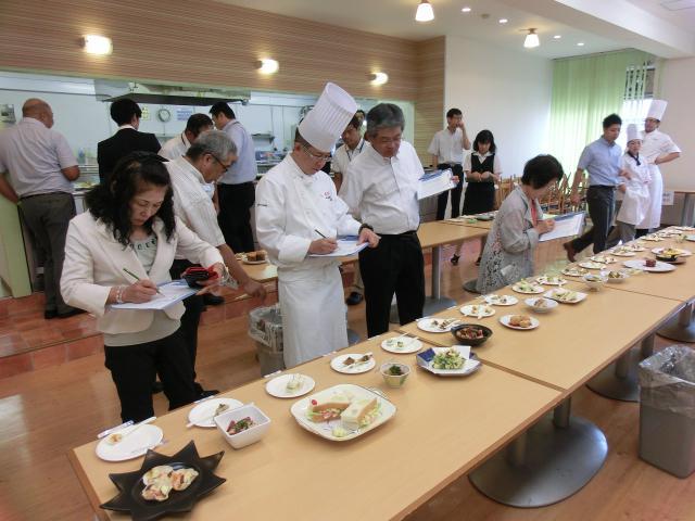 試食する審査員の内容を表示