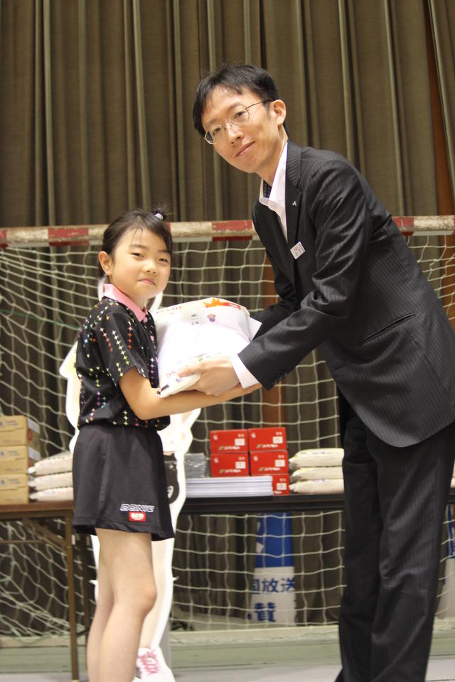 バンビの部(女子)優勝者への副賞贈呈の内容を表示