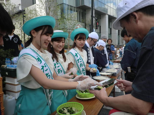 サンマにすだちを添えるすだち大使の内容を表示