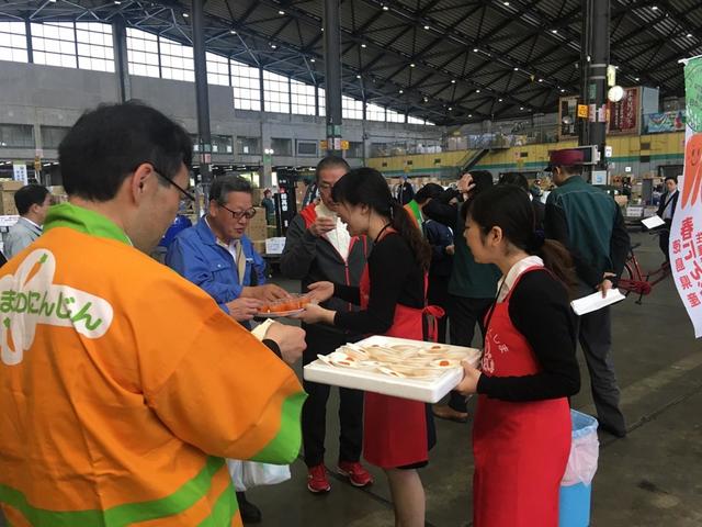 (東京)春にんじんの生搾りジュースを配布する当県本部職員の内容を表示