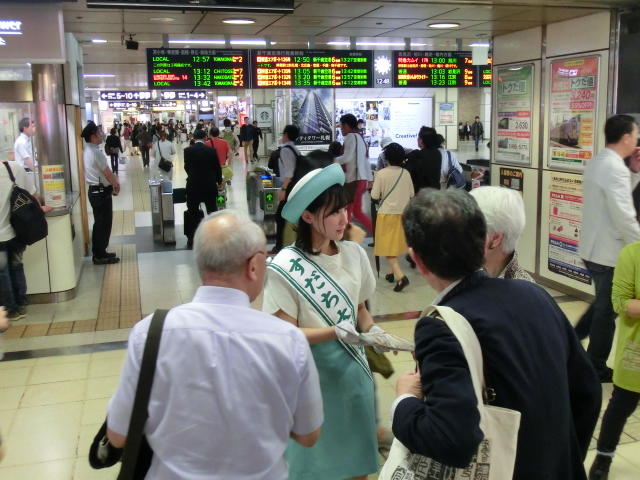 ＪＲ札幌駅でパンフレットを配布するすだち大使の内容を表示