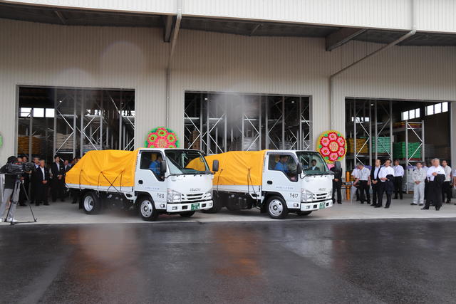 関係者に見送られ、最初の配送車両が出発しましたの内容を表示