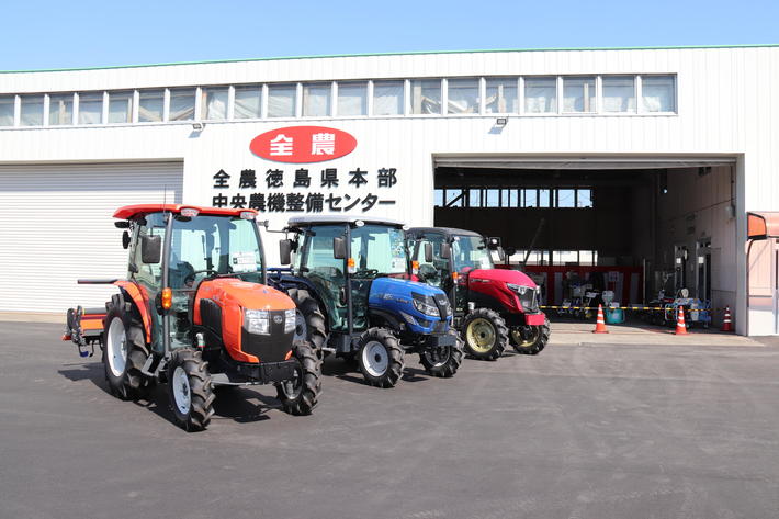 中央農機整備センター前に「SL33L」など各種トラクターを展示の内容を表示