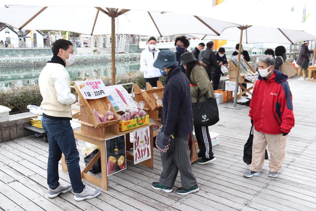 ＪＡ徳島市が参加し、なると金時「甘姫」や渭東ねぎなどを販売しましたの内容を表示