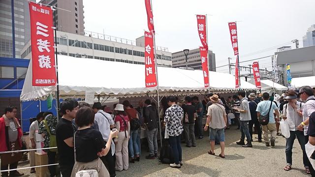 徳島県の酒蔵のブースは大賑わいでしたの内容を表示