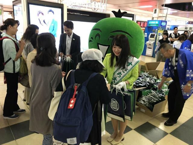 ＪＲ札幌駅でのパンフレット配布の様子の内容を表示