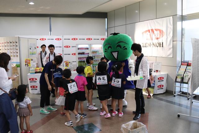 （全農ブース前）徳島県のマスコットキャラクター・すだちくんは子どもたちに大人気でした！の内容を表示