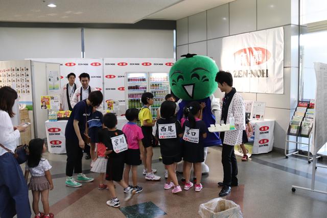 (全農ブース前)徳島県のマスコットキャラクター・すだちくんは子どもたちに大人気でした!の内容を表示