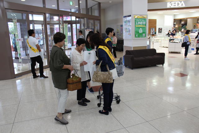 来店客に徳島県産野菜の消費拡大を呼びかける様子の内容を表示