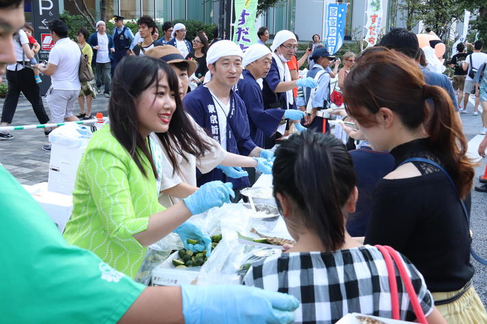 すだち大使の前田愛実さんが参加し、徳島県産すだちの配布をおこないましたの内容を表示