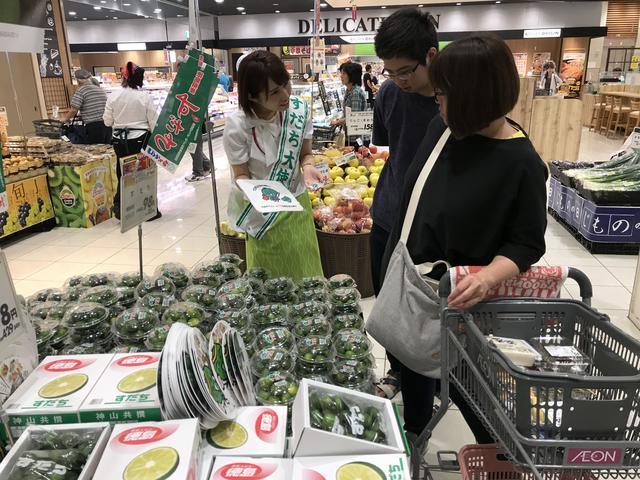 すだち大使の平田麻奈さんが参加し、徳島県産すだちのＰＲをおこないましたの内容を表示