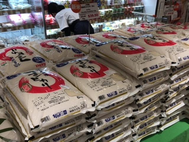 シンガポール明治屋での徳島県産米の販売の様子の内容を表示