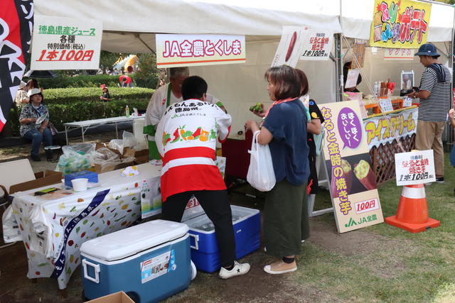 （２日目）朝から秋晴れが広がり、１日目よりもさらに来場者が増えて盛況でしたの内容を表示