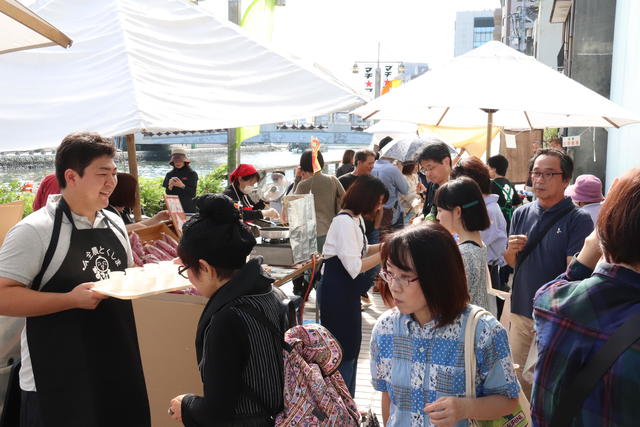 予報では雨が心配されていましたが、当日は秋晴れとなり、多くのお客様が訪れましたの内容を表示