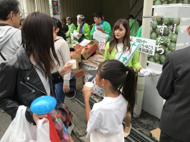 すだち大使の佐藤真弥さんが参加し、徳島県産すだち飲料「ザ・すだち」を試飲配布しましたの内容を表示