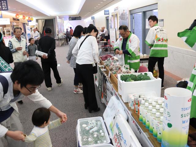 （１日目）徳島県産農産物・飲料を販売した当県本部ブースの様子の内容を表示