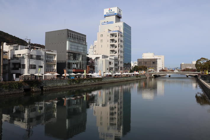 新町川沿いに白いパラソルが立ち並ぶとくしまマルシェの内容を表示