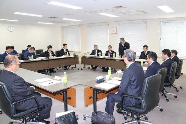 出発式前におこなわれた「第１回徳島県農機事業経営委員会」の内容を表示